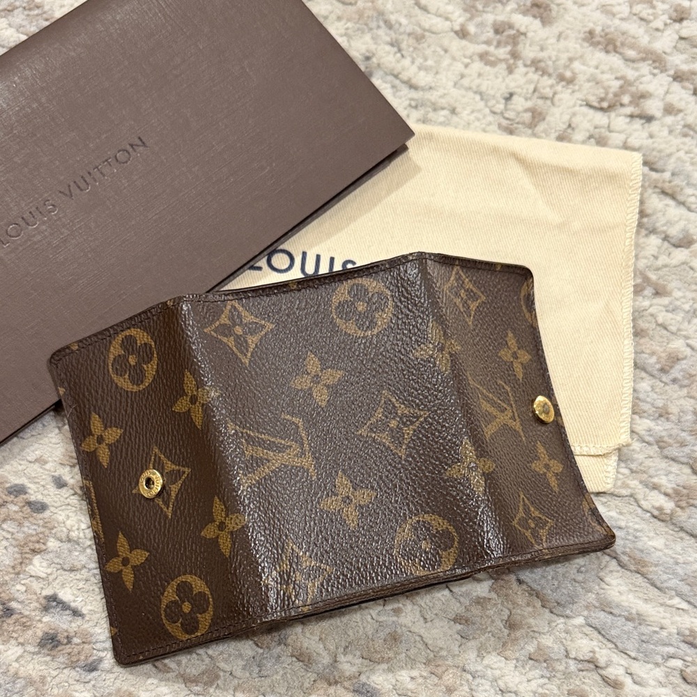 Louis Vuitton 6 Key Holder - Picture 2 of 13
